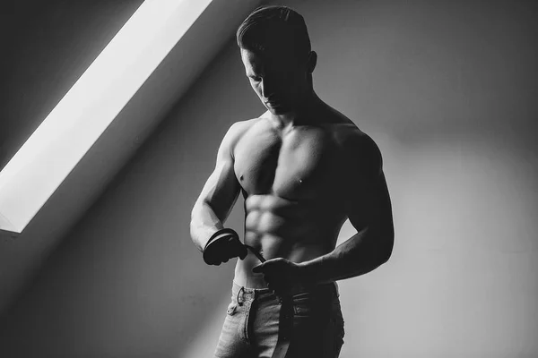 ベルト付きセクシーな筋肉男 — ストック写真