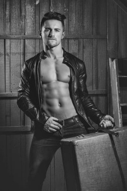 Takım elbise çantası ile birlikte güçlü adam