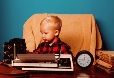 Kitle iletişim araçları muhabir office içinde işte. Küçük gazeteci basın ve medya yayın hazırlamak