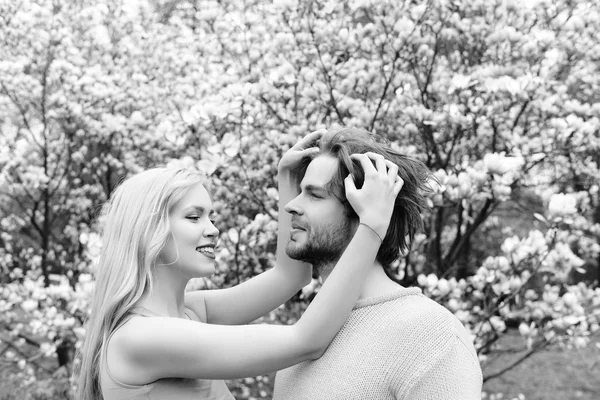 Casal romântico apaixonado no jardim da primavera na magnólia florescente — Fotografia de Stock