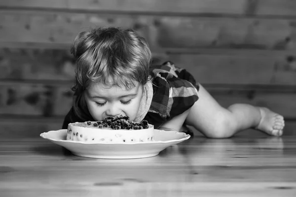 Sevimli çocuk pasta yiyor — Stok fotoğraf