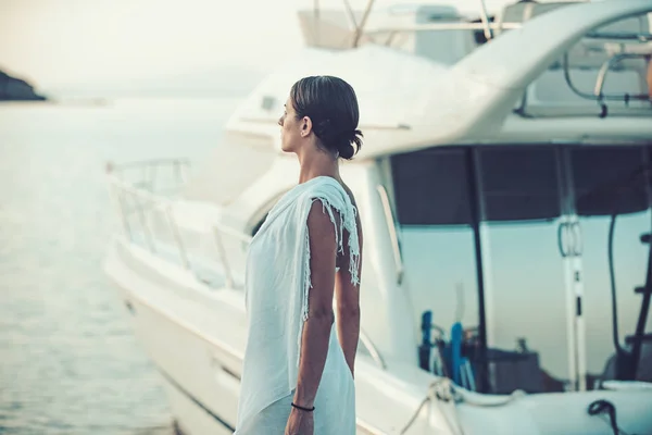 Femme sexy à la baie de la mer près du yacht. femme appréciant la journée d'été. Vacances d'été et vacances de voyage. fille se détendre au yacht pour Voyage maritime — Photo