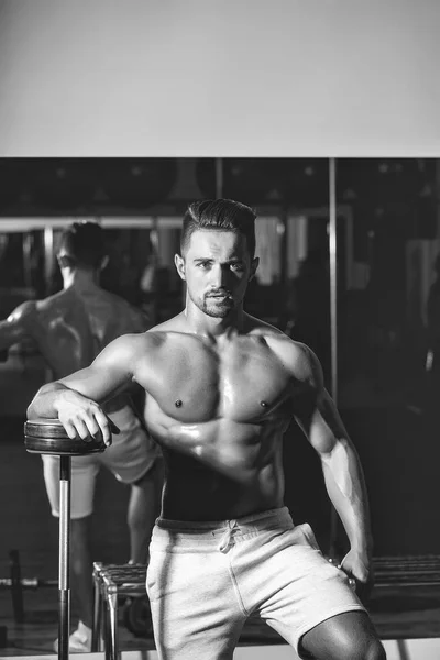 Muskulöser Mann mit Langhantel — Stockfoto