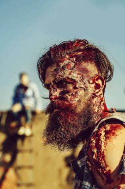 Sakallı zombi adam
