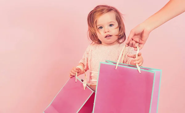 Regalo de Navidad. Gracias por su compra. gran venta en el centro comercial. Feliz cumpleaños. Fiesta de año nuevo. niña pequeña con paquete de regalo. feliz infancia de niña. De compras para niños. bolsas de compras —  Fotos de Stock