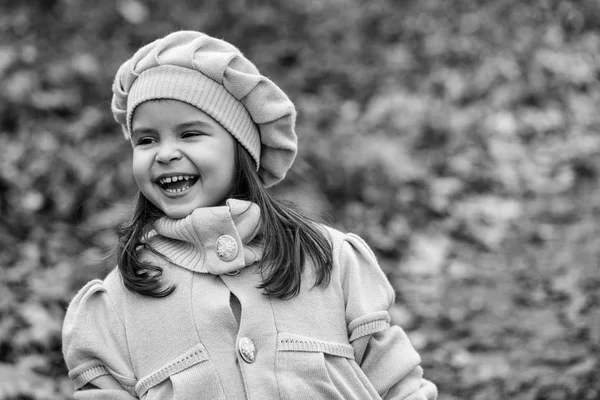 Menina pequena no parque de outono — Fotografia de Stock