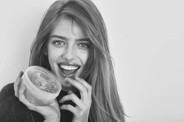 Όμορφος ευτυχισμένος κορίτσι βάζοντας gel ή balm για σέξι χείλη — Φωτογραφία Αρχείου