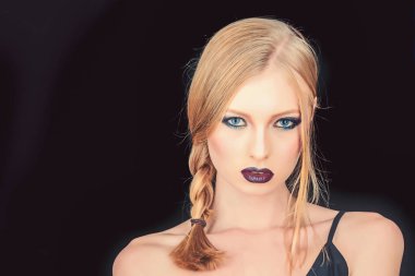 Makyaj göz ve cilt bakımı şehvetli kız. Kuaför ve güzellik salonu. PIGTAIL sarışın saçlı kız. Seksi kadın siyah izole sarı saçlı. Manken makyaj ve şık bir saç modeli ile.