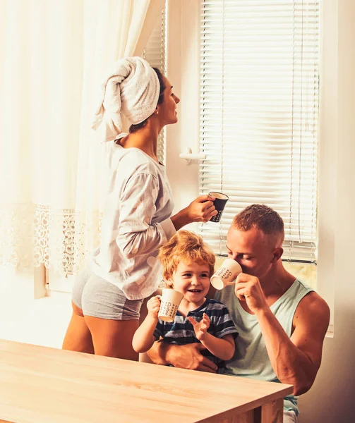 Persone, famiglia e concetto del mattino bambino felice con i genitori bere latte a casa — Foto Stock