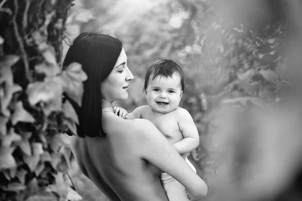 Dítě a matka objímala nahá — Stock fotografie