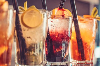 Al iç. Kokteyl içki payet içme ile bardaklarda servis. Alkollü karışık içecekler buz ile. Buzlu içecekler kokteyl bardağı içinde çubuk. Sulu içecekler alkol sayaçta ile. Alkol bağımlılığı