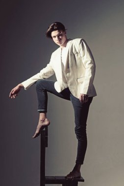 Güzellik ve moda. Saç stili ve cilt bakımı. Trendy bir görünüm olan adam. Gizem göz moda adam. Modern erkek. Genç uzmanlık. Her şeyden önce kuralları. denim Stil giysiler içinde başarılı adam