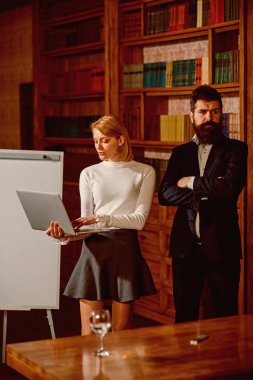 Defter kavramı. Şehvetli kadın kullanma defter bilgisayar. İş erkek ve kadın defter ile Internet'te sörf. Defter üzerinde çalışıyor. Sadece bilgi hizmet