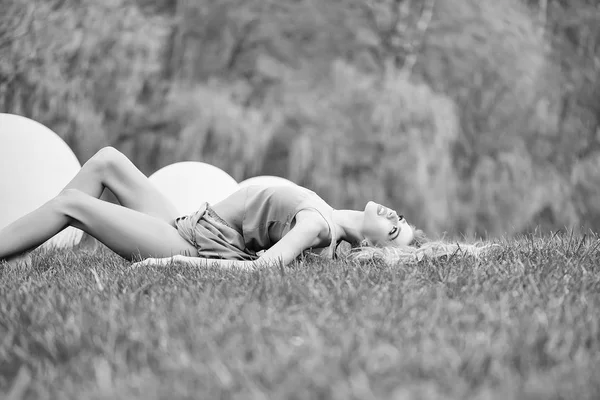 Vrouw liggend op groen gras — Stockfoto