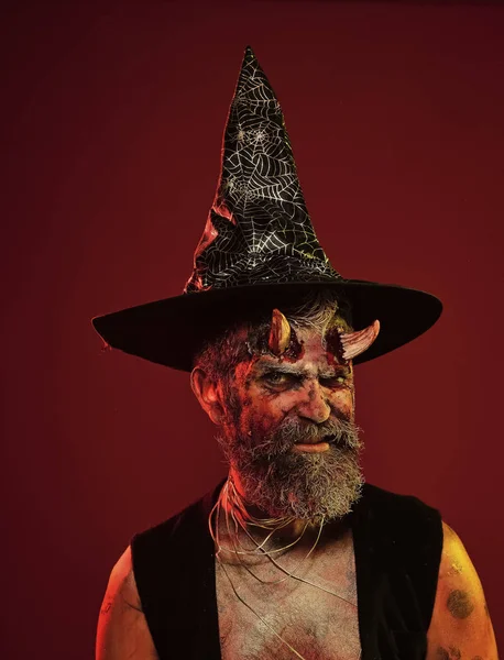 Halloween diablo hipster con barba, sangre, heridas en la cara — Foto de Stock