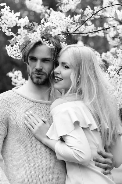 Chica y chico, pareja enamorada en flores de cereza de primavera — Foto de Stock