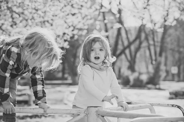 Kinder spielen an sonnigem Tag auf Spielplatz im Park — Stockfoto