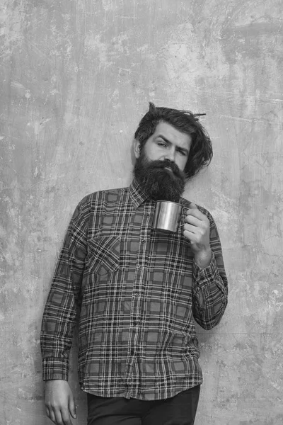 Sakallı adam metal kupa tutan sakallı kaşlarını — Stok fotoğraf