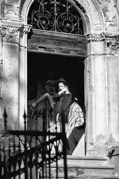 Mulher na moda perto de edifício velho — Fotografia de Stock