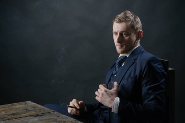 Para hareket. İşadamı muhasebeci ofisinde çalışıyorum. Ekonomi ve finans. Adam muhasebeci. Takım elbiseli adam. Mafya. Para kazanmak. Küçük iş kavramı. Hızlı toplantıya başlamadan önce Toplantı