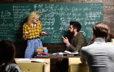 Profesyonel öğretmenler kendi akademik içerik konusunda uzmanız. Öğretim özel sınıflar şimdi öğretmen için en iyi seçeneklerden biri. Öğrenciler genellikle malzeme hakkında heyecanlanmak.