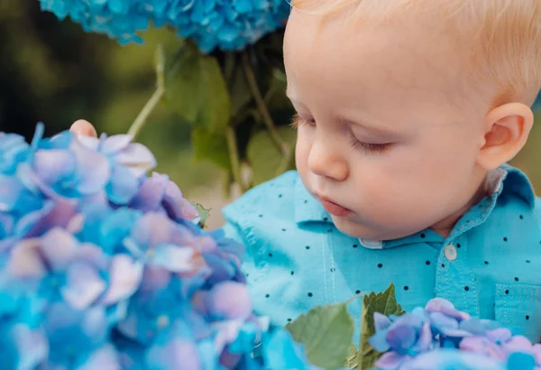 Nieuw concept van het leven. Voorjaar vakantie. Childrens dag. Klein jongetje. Jongetje op bloeiende bloem. Zomer. Moeders of womens dag. Lente bloemen. Jeugd. Hallo zomer — Stockfoto