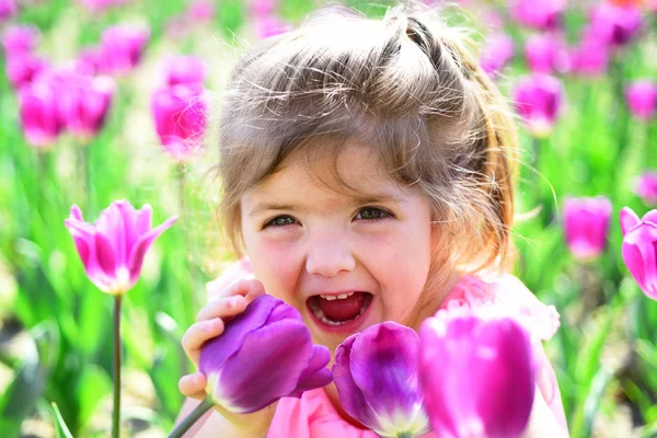 Moda menina de verão. Feliz infância. Tulipas da Primavera. previsão meteorológica. Criança pequena. Beleza natural. Dia das crianças. Menina na primavera ensolarada. rosto e cuidados com a pele. alergia às flores. tão feliz — Fotografia de Stock