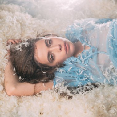 Onun için mükemmel yatak. İyi uykular pijama giyiyor. Uyku giyim genç kadın. Güzel kızla tüy uzun saç ipek pijama. Sevimli kız kuş tüyü yatak yastık ve yatak üzerinde rahatlatıcı