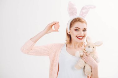 Mutlu Paskalyalar. Tavşan tavşan kulakları kadında. tavşan kulakları oyuncak ile mutlu bir kadın. Bahar tatili. Tavşan oyuncak kız. Yumurtası avı. Paskalya yumurtaları geleneksel gıda olarak. Lezzetli Paskalya davranır