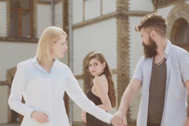 O bir kadın avcısı yok. İki kadın arasında seçme hippi. Diğer kıza baktığını sakallı adam. İhanet ve aldatma. Adam karısını aldatıyor. Sadakatsiz aşk. Aşk üçgeni ve Üçlü