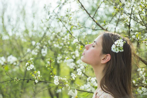 Quelle odeur merveilleuse. Femme de printemps. Printemps et vacances. Femme avec un maquillage de mode. fleurir. Beauté naturelle et thérapie spa. Fille d'été aux cheveux longs. visage et soin de la peau. Voyage en été — Photo