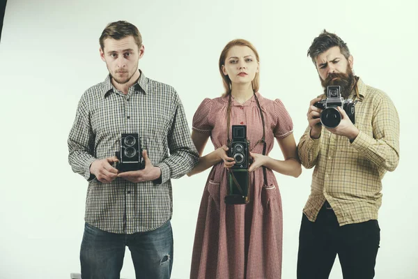 Vi kan knäppa när som helst. Grupp fotografer med retro kameror. Retro stil kvinna och män hålla analog Fotokameror. Paparazzi eller fotojournalister med vintage gamla kameror. Studio-fotografering — Stockfoto