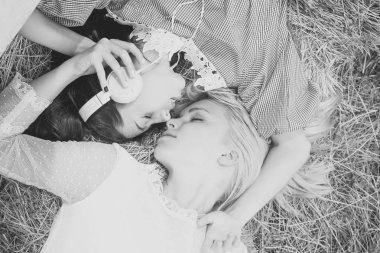 Kızlar uyku üzerinde saman, üstten görünüm