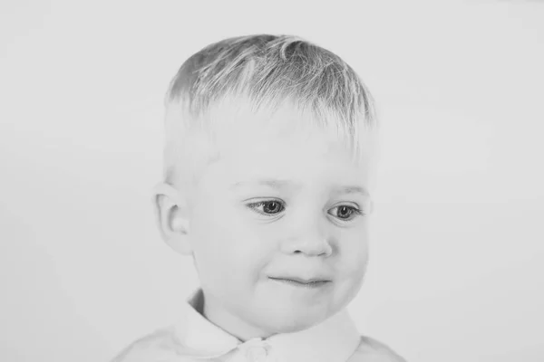 Menino de pé sorrindo feliz — Fotografia de Stock