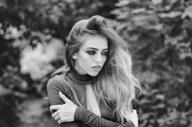 seksi genç kadın uzun saçlı