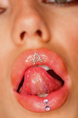Seductively gülümse. Dudaklar için silikon enjeksiyonu. Silikon diş diş telleri. Diş Bakımı. Sexi kadın seksi dudaklar. Seksi kadın beyaz bir gülümseme. Botox tedavisi. Botox ve dolgu. Ben kendi makyaj yapıyor gibi
