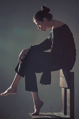 iflas ve kriz. ölmek daha iyi. Güzellik ve moda. Kadın trendy bakışla. Yalnızlık. Modern kız, oneliness. Çok üzgün. Yalnız ve depresyonda hissediyor. sandalye üzerinde üzgün kadın