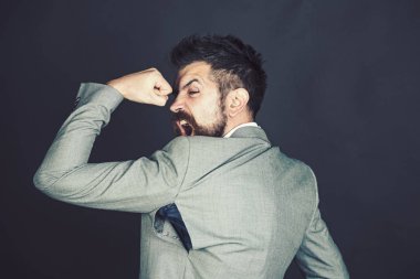 Şık yakışıklı delikanlı duvara yakın poz yırtık ceketli