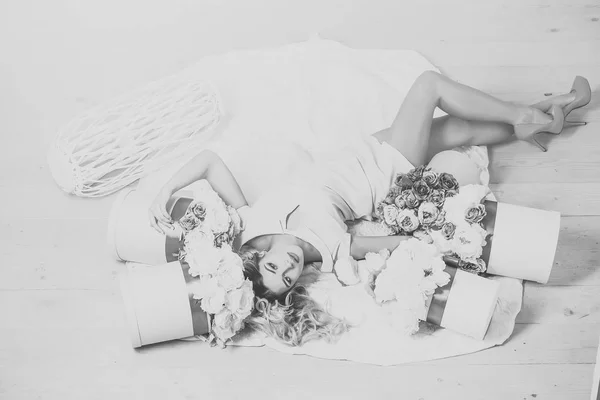 Jolie fille avec des boîtes de fleurs — Photo