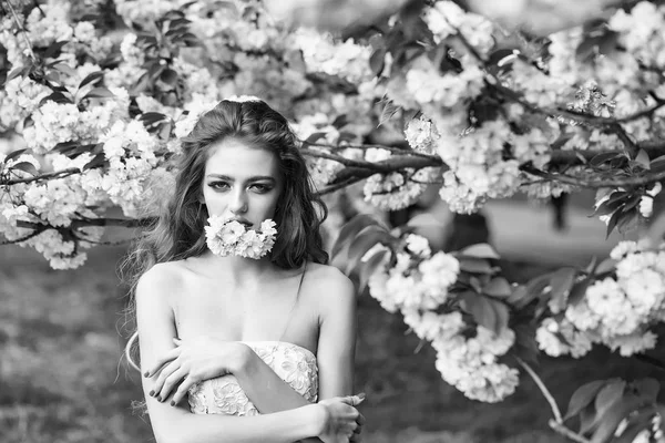 Sinnliche Frau in voller Blüte — Stockfoto