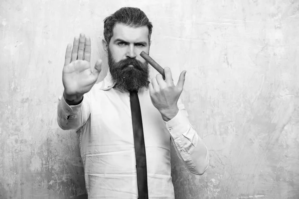 Cigare à l'homme barbu sur le visage sérieux cigare fumant — Photo