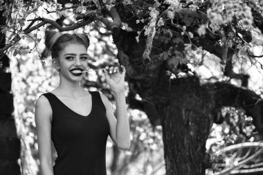 genç güzel kadın sakız bahçesinde bulunan taze bahar ile doğal arka plan bulanık ağaçlarda yaprak