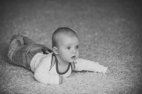 Bebê com olhos azuis no rosto adorável — Fotografia de Stock