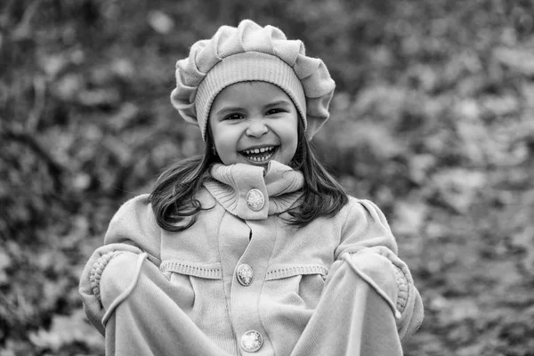 Kleines Mädchen im Herbstpark — Stockfoto