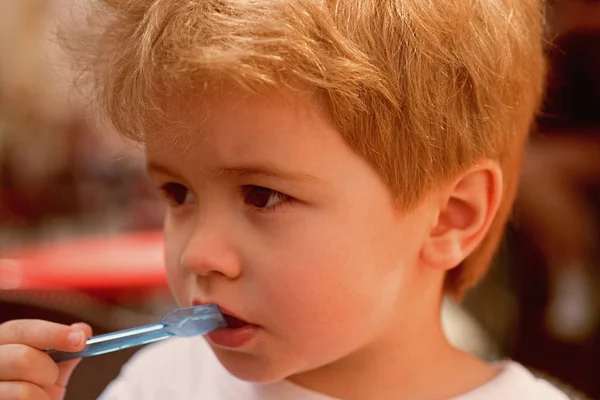 Grote kapsel. Gezond haar gewoonten. Klein kind buiten eten. Kleine jongen met stijlvolle kapsel. Kindje met kort blond haar. Zijn gemakkelijker te verzorgen van korte zorg — Stockfoto