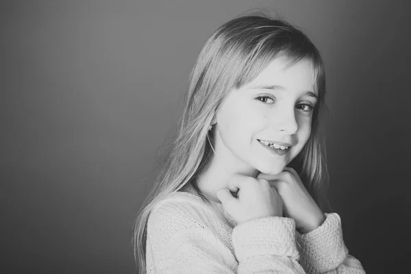 Petite fille aux cheveux longs. Modèle de mode et look beauté. Beauté ou mode enfant avec des cosmétiques et des cheveux sains. Fille élégante avec joli visage. Coiffeur, soins de la peau, style décontracté, denim . — Photo