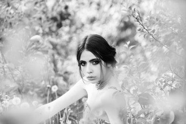 genç kadın moda makyaj ve boncuk yeşil yaprakları ile