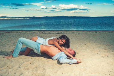 Sahilde romantik genç çift seks oyunları var.