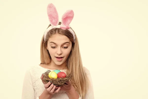 Mujer sorprendida usar orejas de conejo en el día de Pascua —  Fotos de Stock