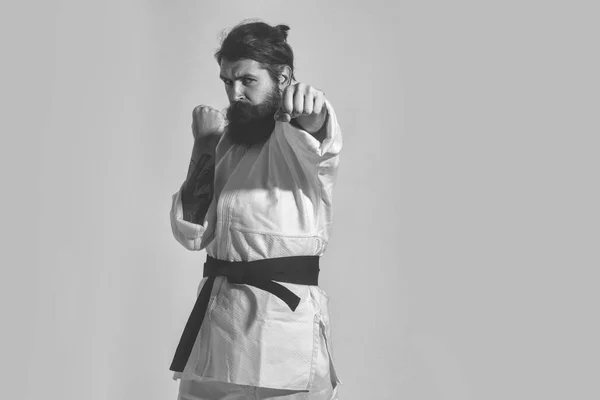 Skäggiga karate man, brutala kaukasiska allvarliga hipster i kimono — Stockfoto